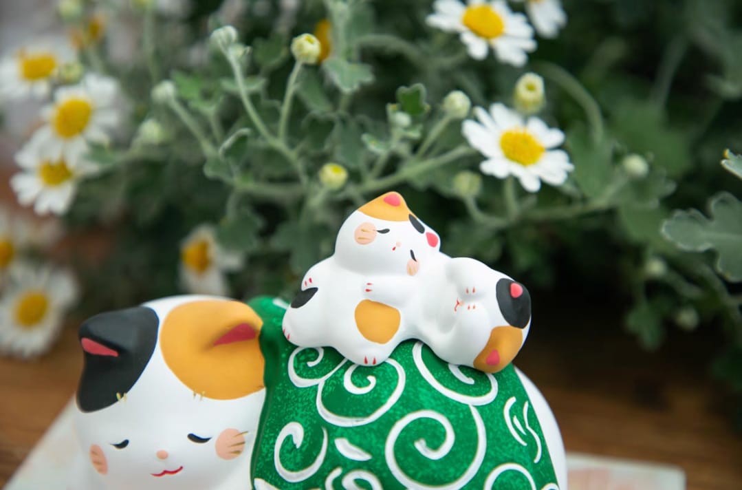 LHZ-1041409 Long Hu Zuo  Sleeping Ceramic Fortune Cat (M)