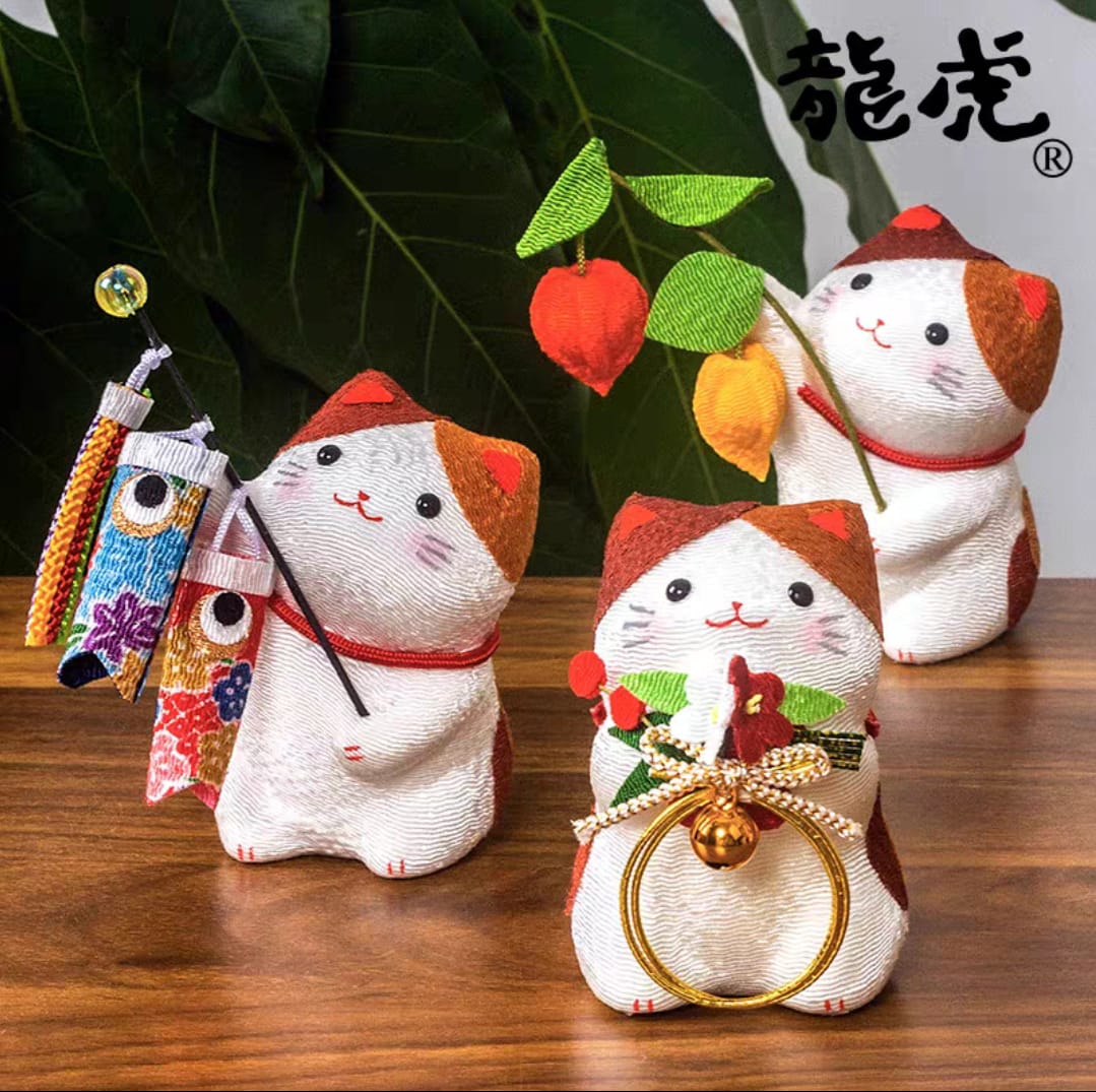 LHZ-1101601 Long Hu Zuo Fabric Praying Fortune Cat B(M)