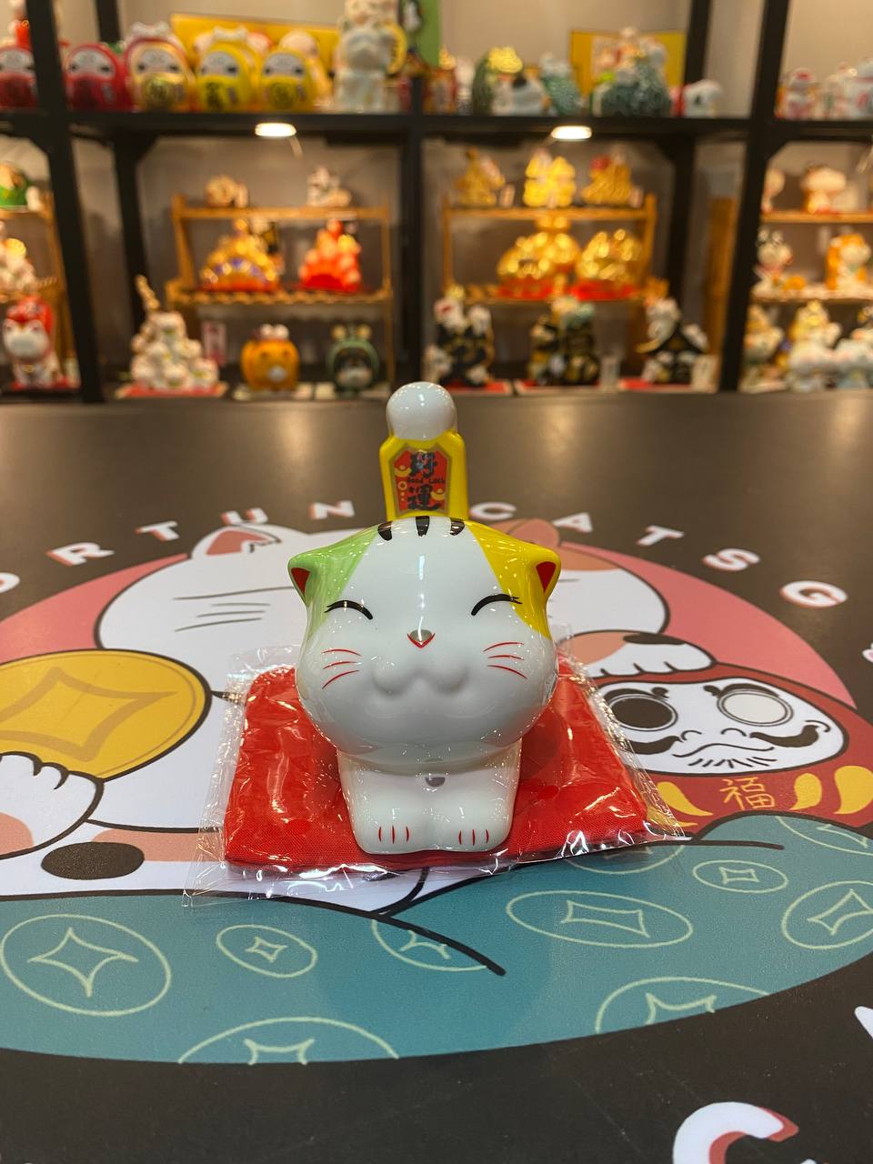 S-5010011 Jin Shi Gong Fang Expressive Fortune Cat (S)