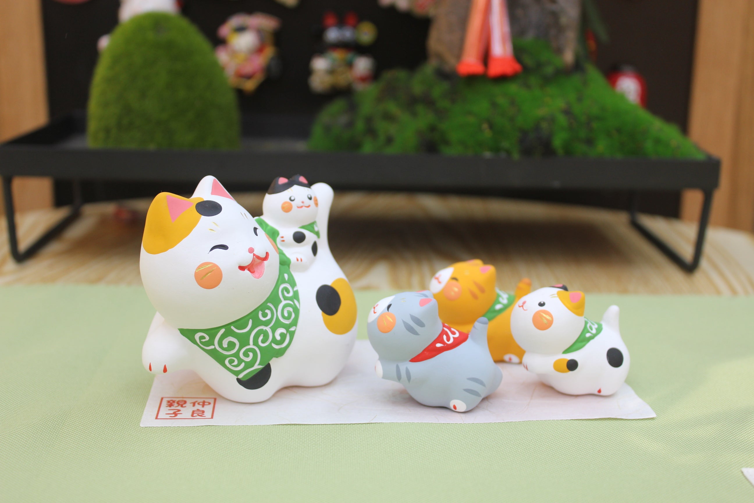 LHZ-372207 Long Hu Zuo Family of Fortune Cat (M)