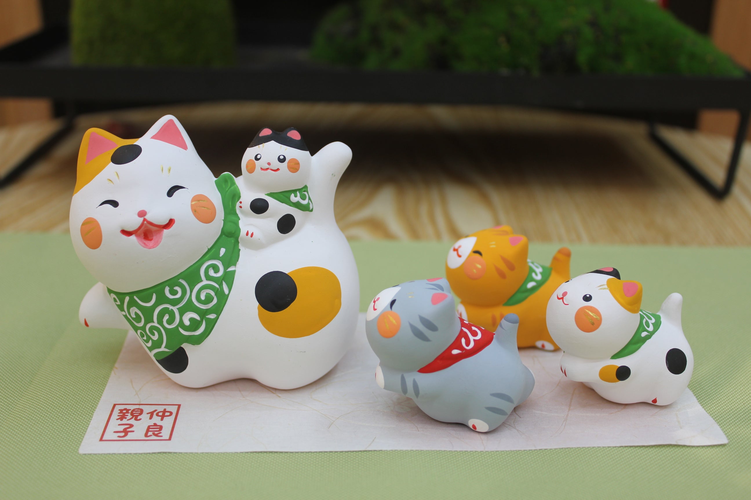 LHZ-372207 Long Hu Zuo Family of Fortune Cat (M)