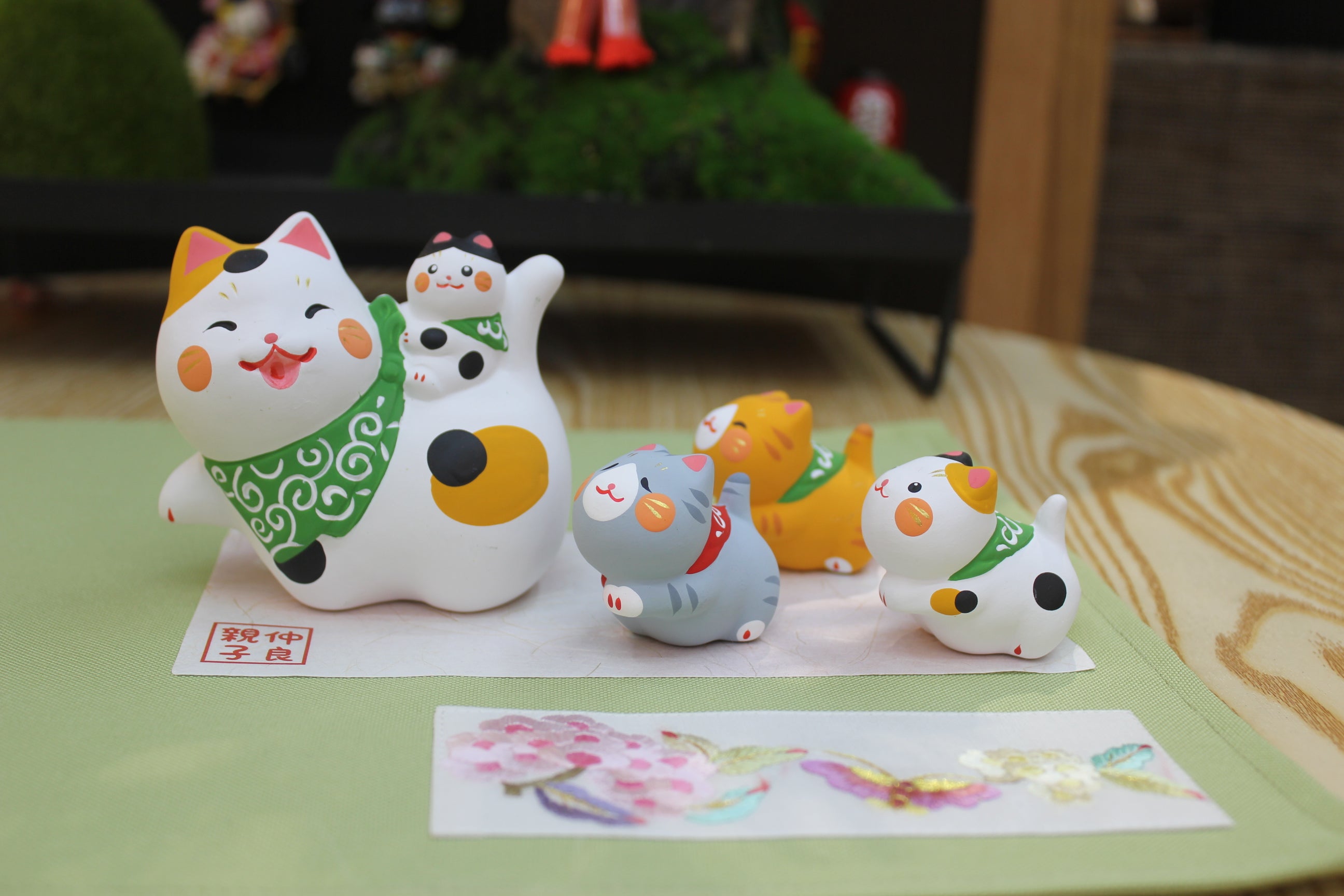 LHZ-372207 Long Hu Zuo Family of Fortune Cat (M)