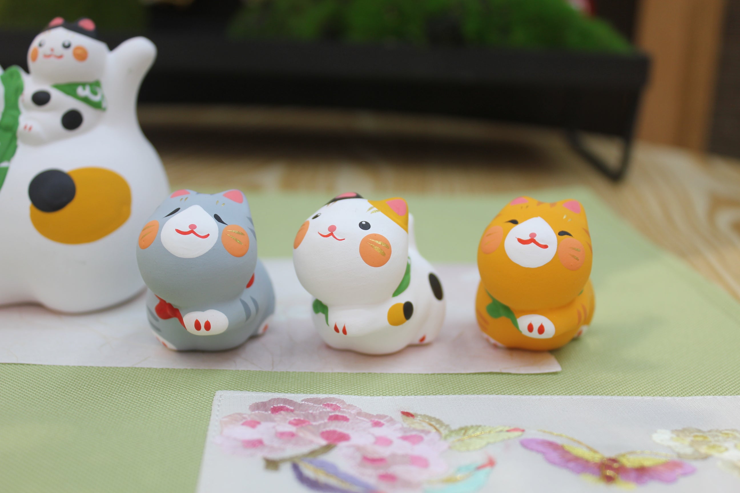 LHZ-372207 Long Hu Zuo Family of Fortune Cat (M)