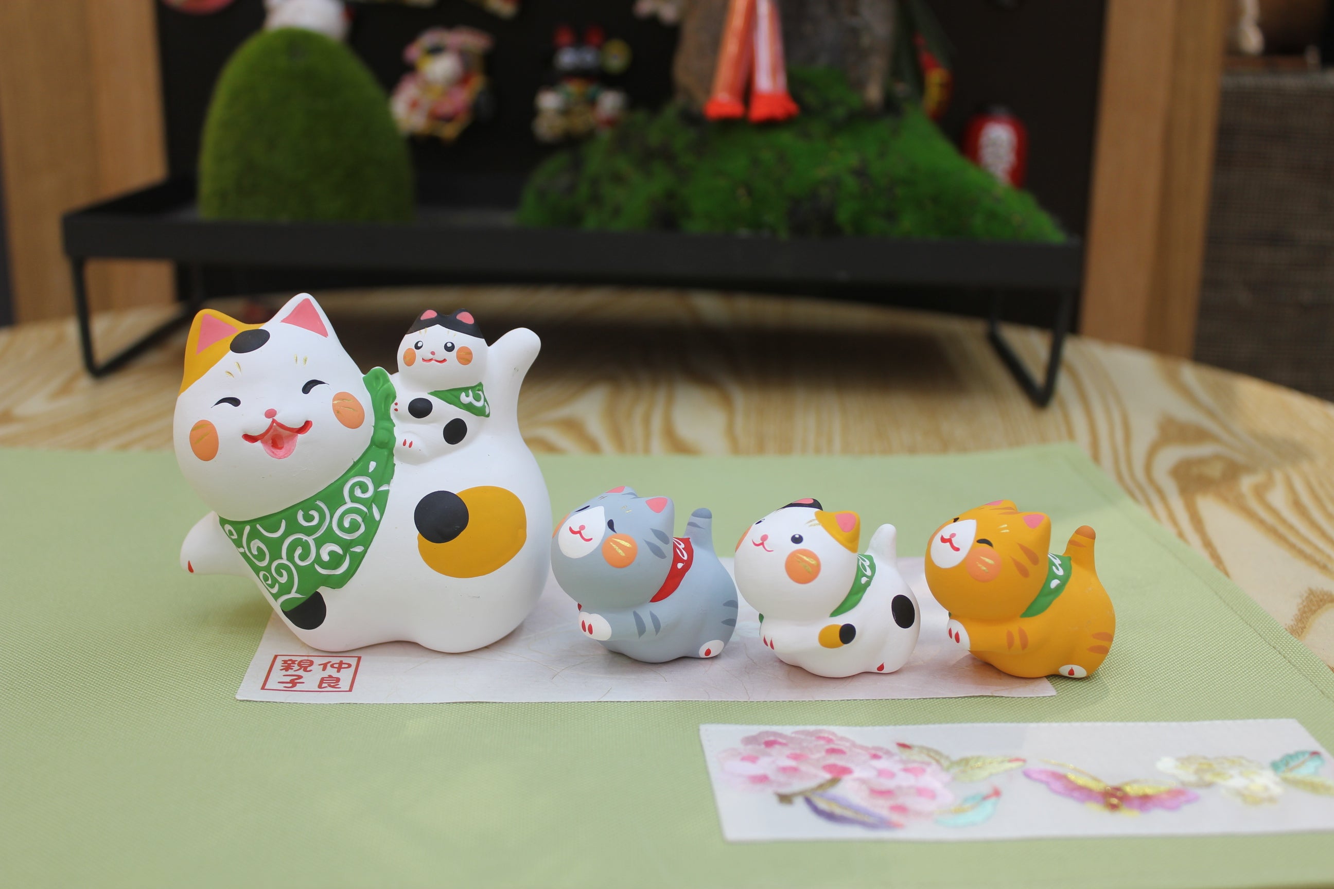 LHZ-372207 Long Hu Zuo Family of Fortune Cat (M)