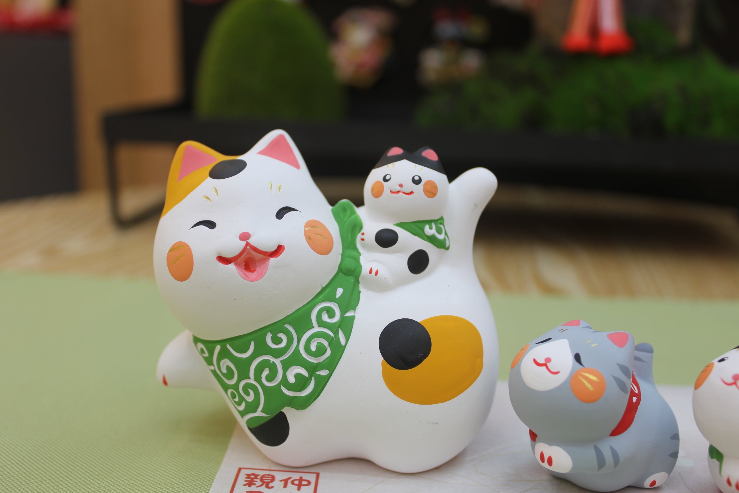 LHZ-372207 Long Hu Zuo Family of Fortune Cat (M)