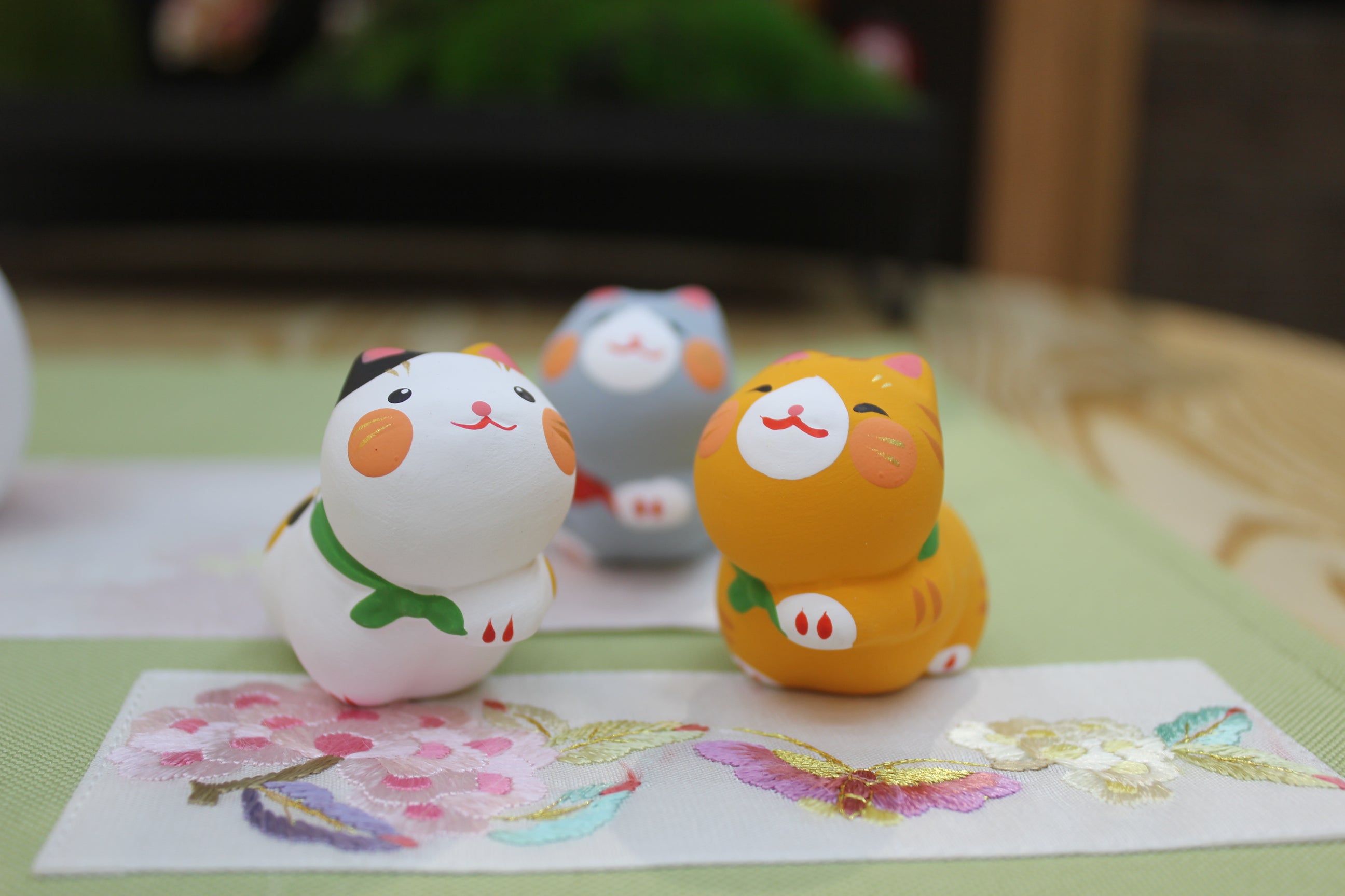 LHZ-372207 Long Hu Zuo Family of Fortune Cat (M)