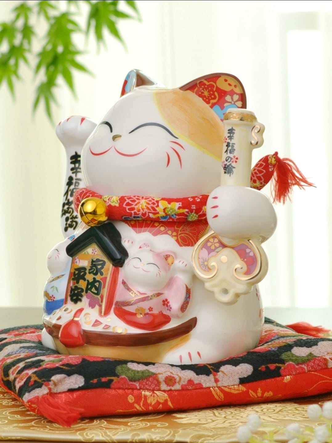 M-2033019 Jin Shi Gong Fang Family Hand Waving Fortune Cat (M)