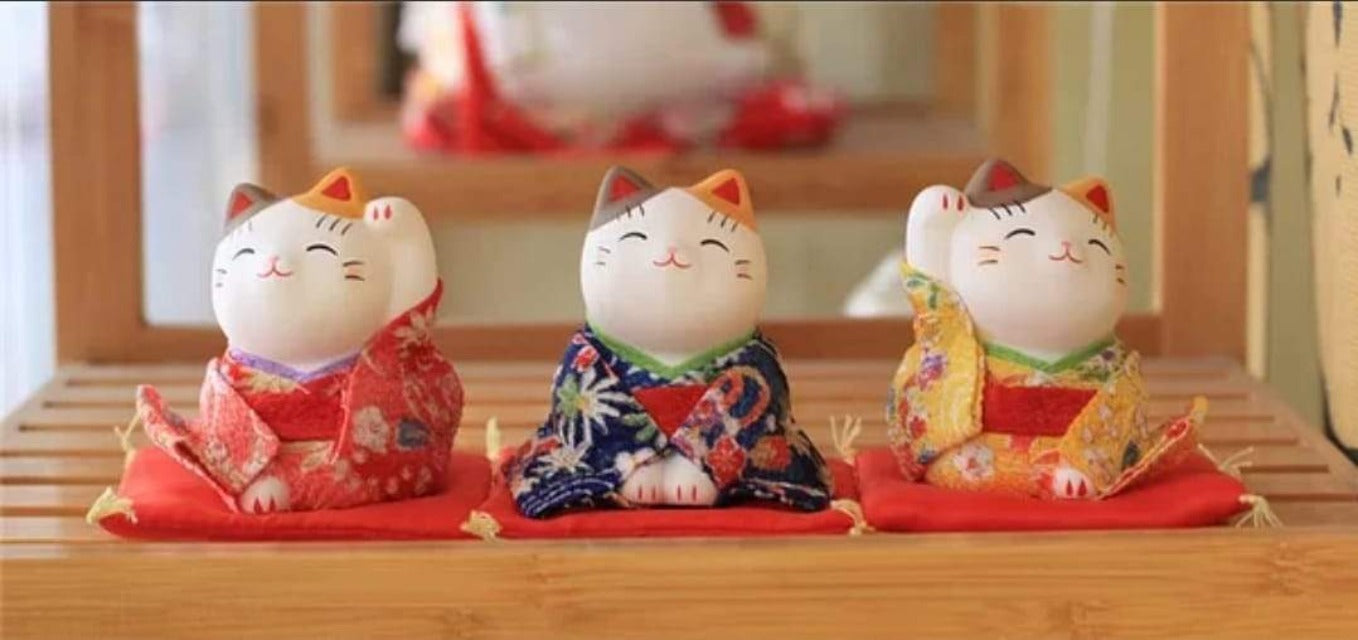 YS-011507/YS-031507 Yakushigama Sitting Kimono Fortune Cat (S) (M)