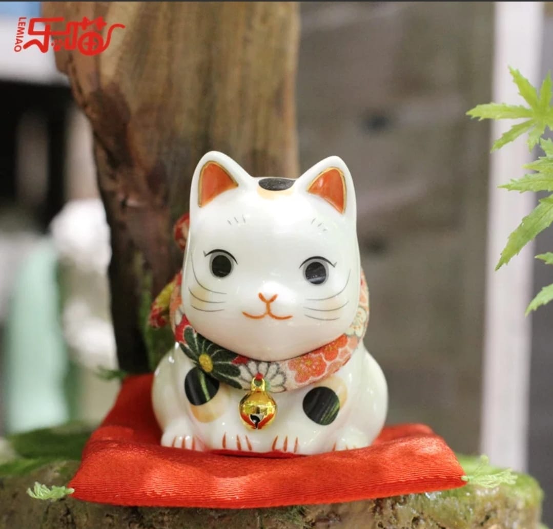 YS-252005 Yakushigama Praying Fortune Cat (S)