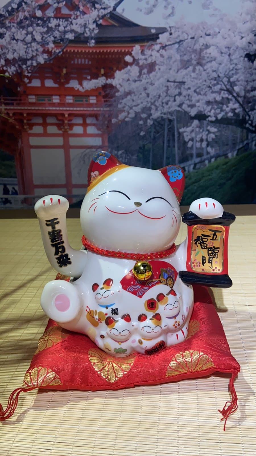 M-2633175 Jing Shi Gong Fang Hand Waving Fortune Cat (M)