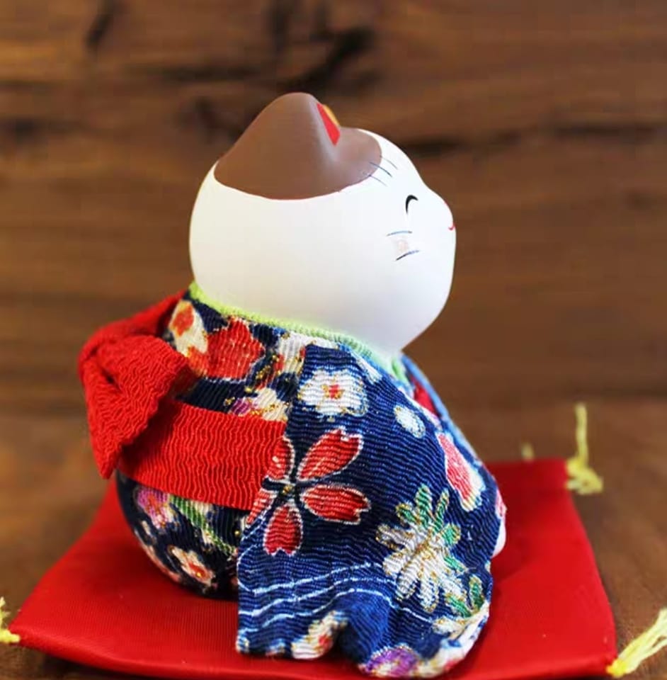 YS-011507/YS-031507 Yakushigama Sitting Kimono Fortune Cat (S) (M)