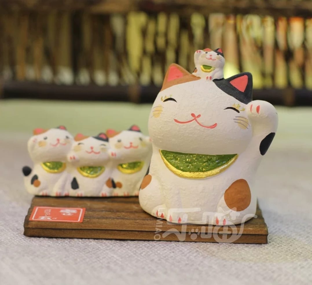 LHZ-452008/LHZ-462008 Long Hu Zuo White/Gold Fortune Cat (M)