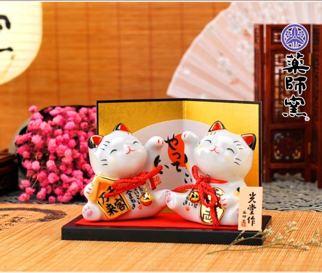 YS-602608 Yakushigama Pair of Fortune Cat w Backdrop (S)