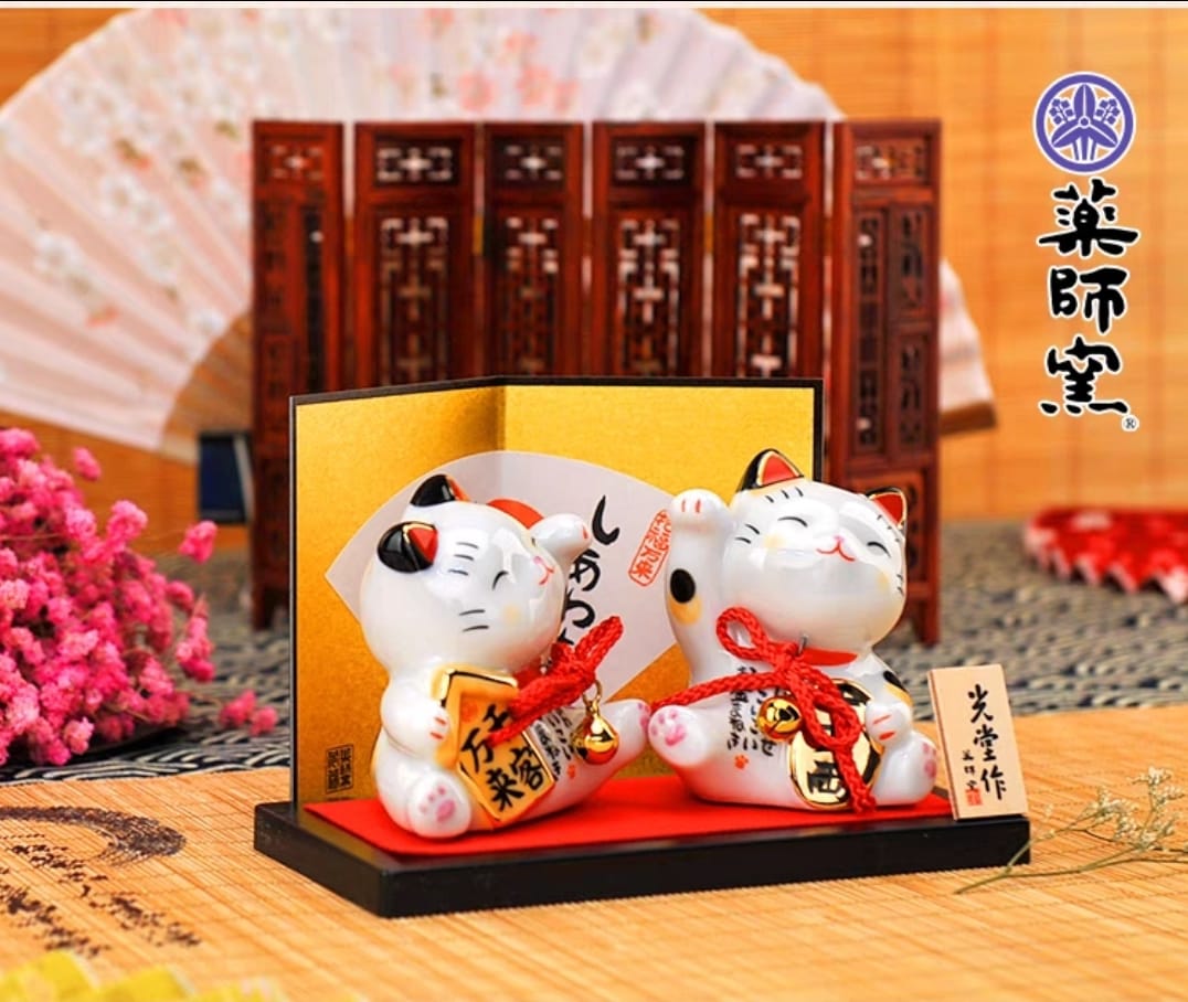 YS-602608 Yakushigama Pair of Fortune Cat w Backdrop (S)