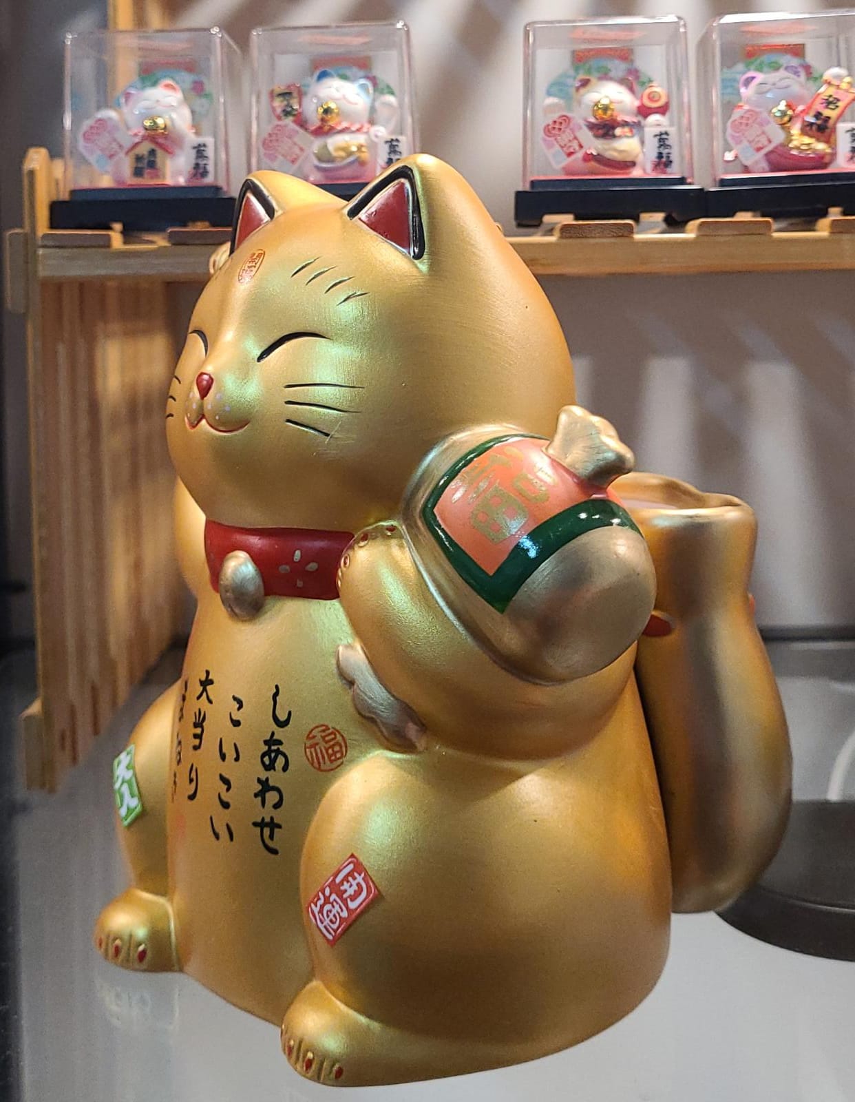 YS-682815/YS-692815 Yakushigama Battery Waving Hand White/Gold Fortune Cat (L)