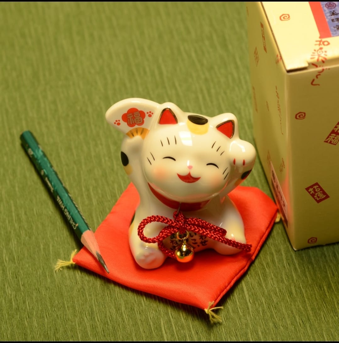 YS-841385 Yakushigama 药师窑  Fortune Cat 招财猫 w Fan (S)