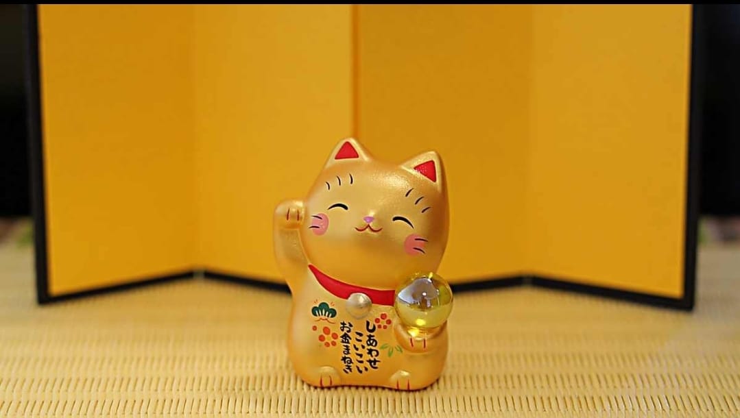 YS-720305-YS-730305 Yakushigama White/Gold Crystal Ball Fortune Cat (S)