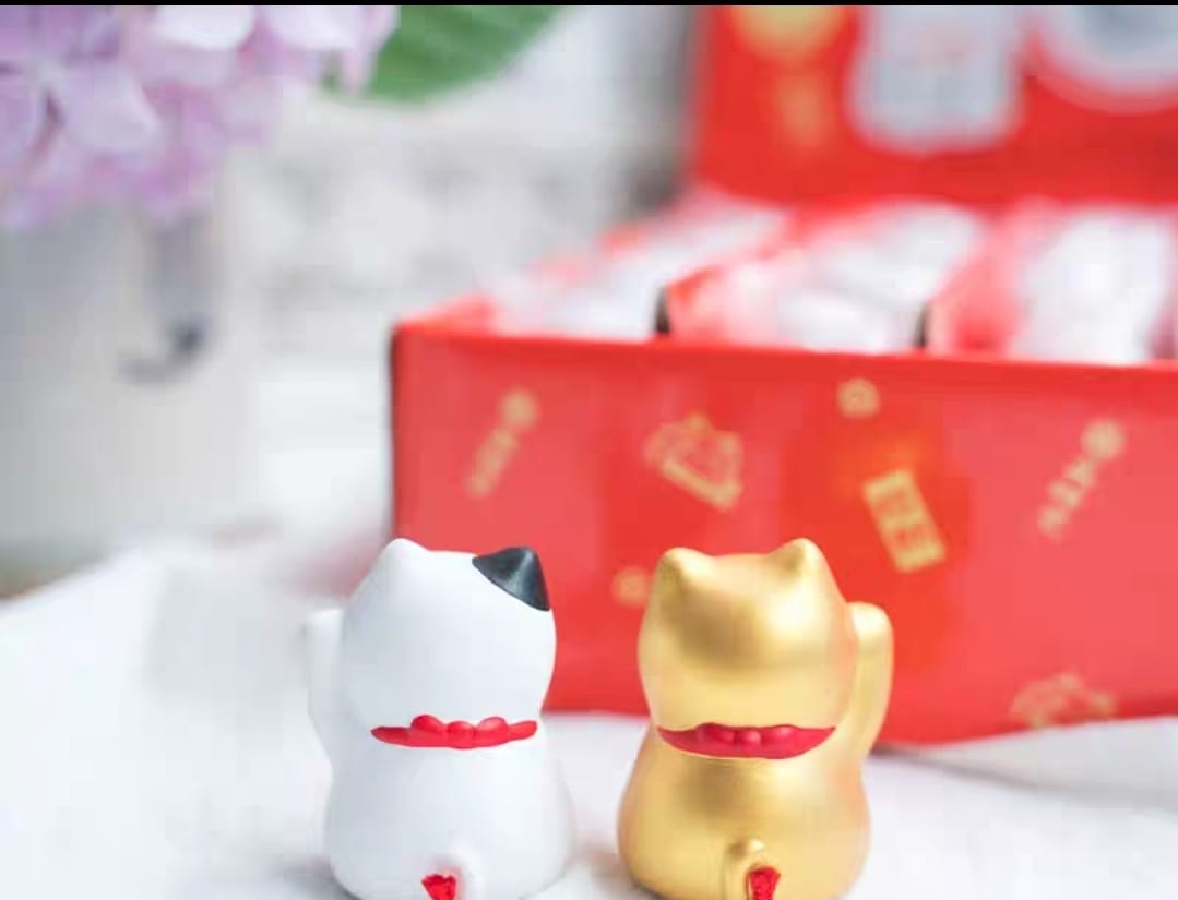 YS-700305-YS-710305 Yakushigama Gold/White Omikuji Fortune Cat (S)