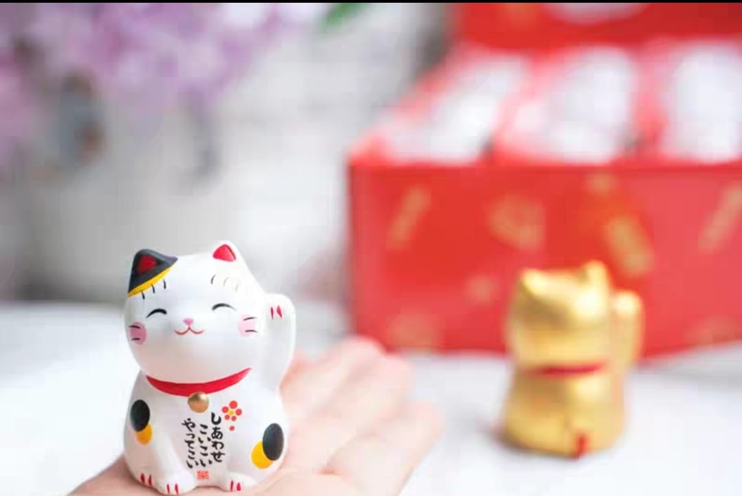 YS-700305-YS-710305 Yakushigama Gold/White Omikuji Fortune Cat (S)