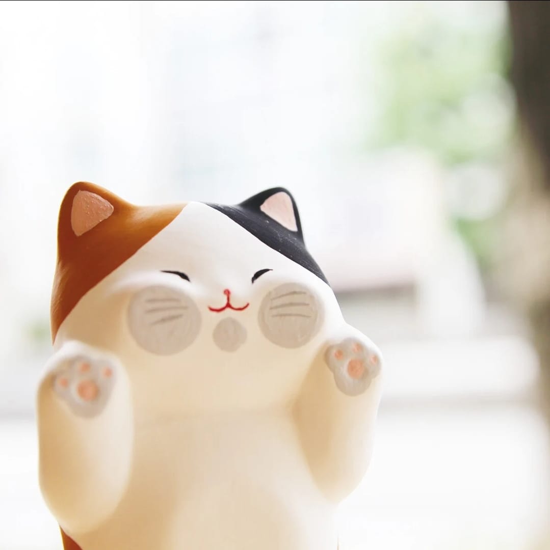 LHZ-1041101 Long Hu Zuo Chubby Cheeks Fortune Cat (S)