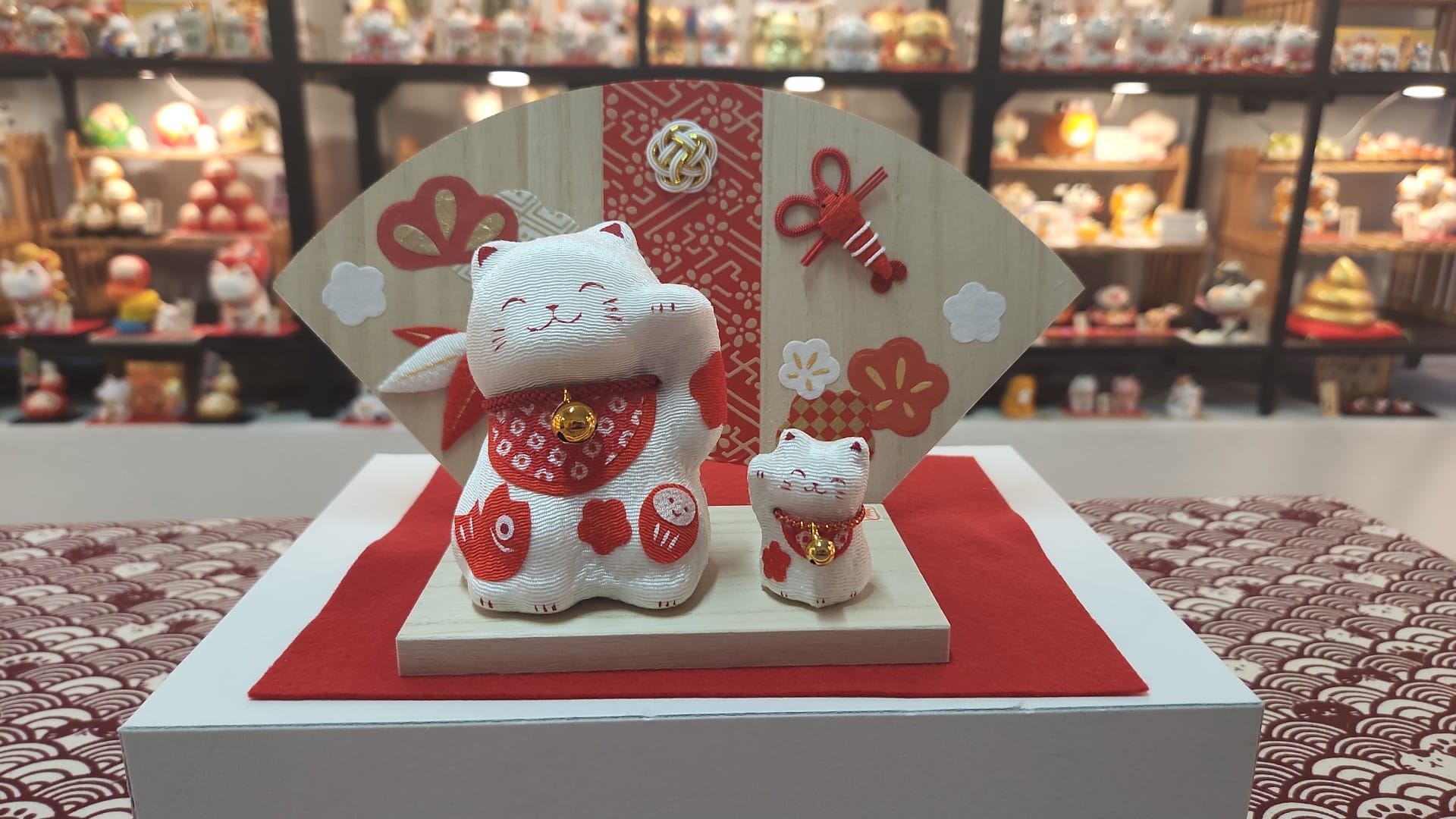 LHZ-1053109 Long Hu Zuo 龙虎作 Fabric Fortune Cat 招财猫 w Display Stand (M)