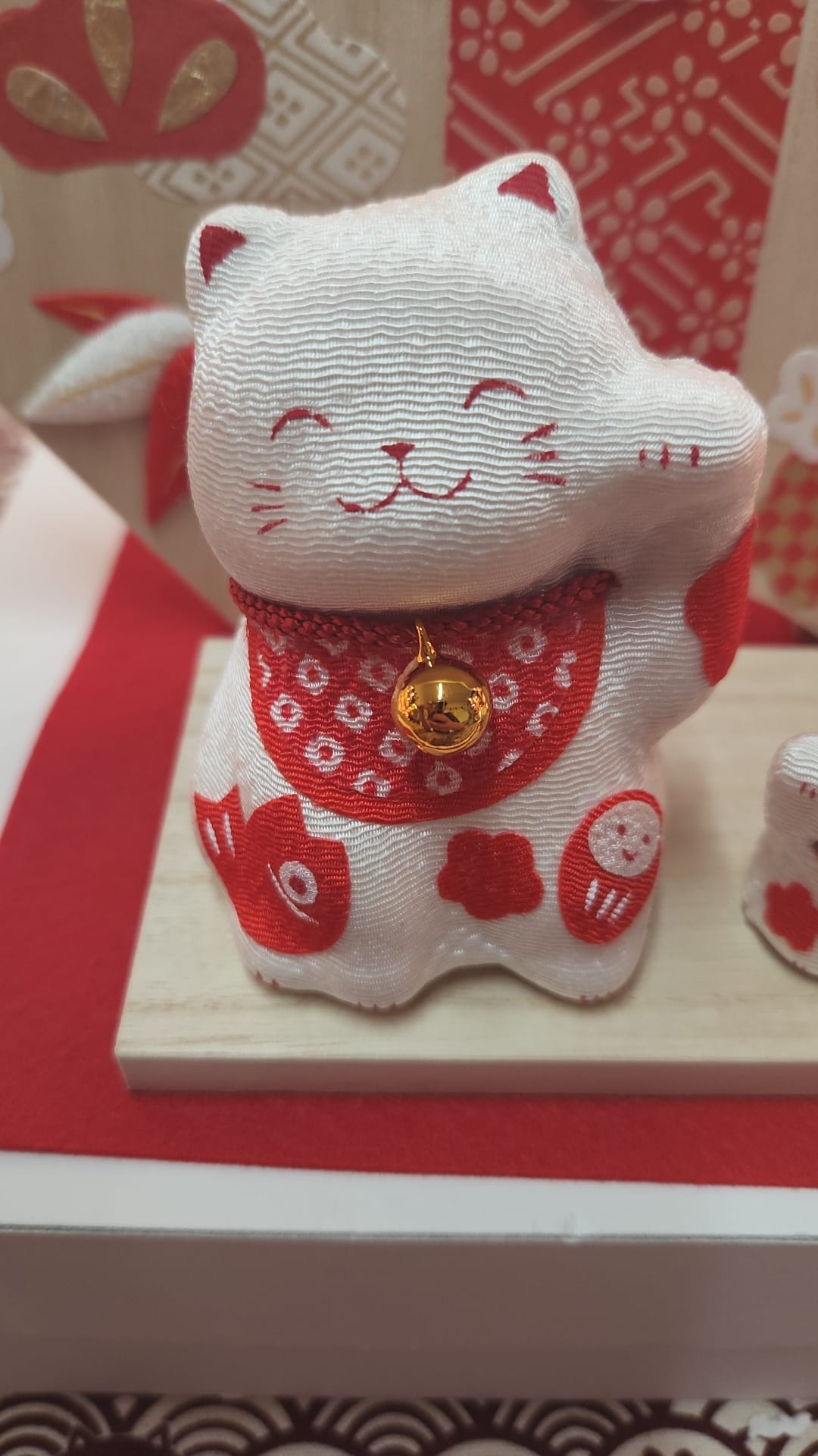 LHZ-1053109 Long Hu Zuo 龙虎作 Fabric Fortune Cat 招财猫 w Display Stand (M)