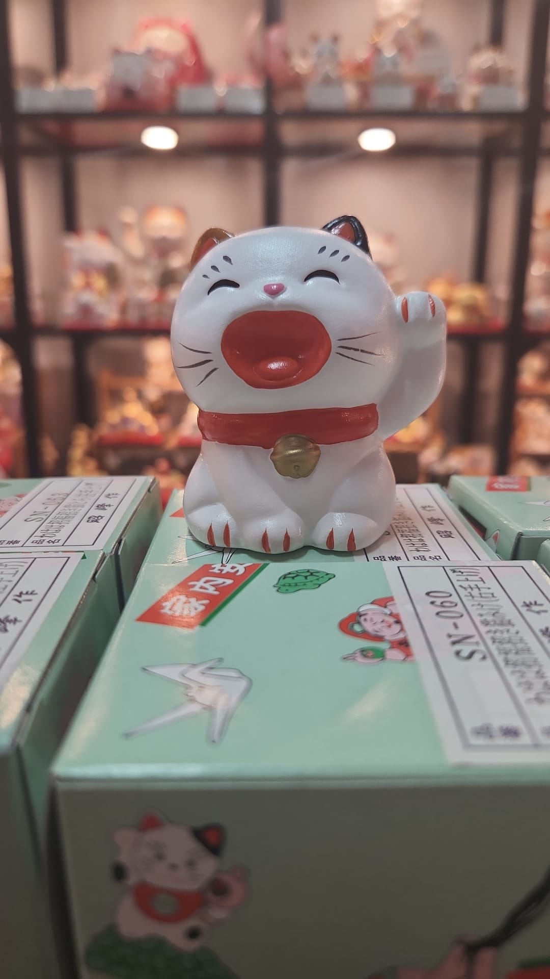 JP-380301 Syouhou White/Gold Fortune Cat (S)